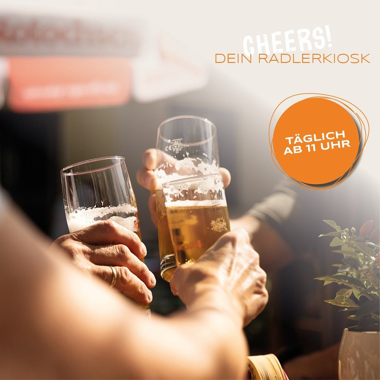 Prost mit Bier im Biergarten
